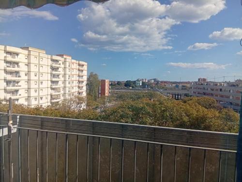 - une vue sur une ville avec des bâtiments et une clôture dans l'établissement La casa de Luda, à San Vicente del Raspeig