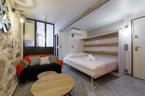 une chambre avec un lit, un canapé et une table dans l'établissement Coquet studio place du pin, à Nice