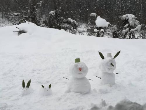a group of three snowmen in the snow at みのり家 - Samurai-era house - 昔の暮らし体験 in Takayama