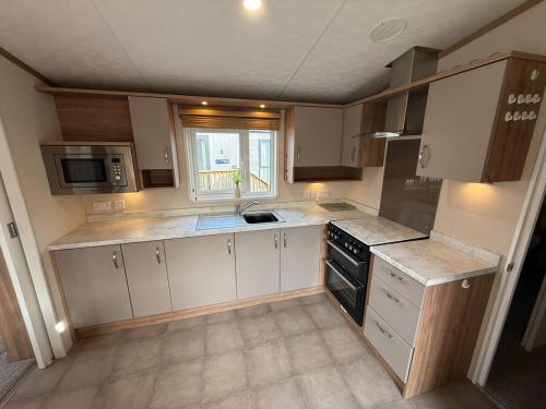 Una cocina o zona de cocina en Goldfinch Lodge at Brickyard Lakes