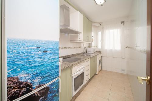 a kitchen with a view of the ocean at SIBS Sanlúcar Océano-Ideal Familias-Parking y Wifi Gratis in Sanlúcar de Barrameda