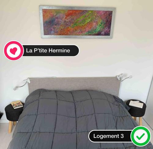 une chambre avec un lit et un tableau au mur dans l'établissement La Petite Hermine, gîte culturel Petits Bonheurs, à Férel
