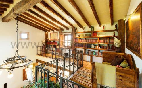 Perpustakaan di vila ini