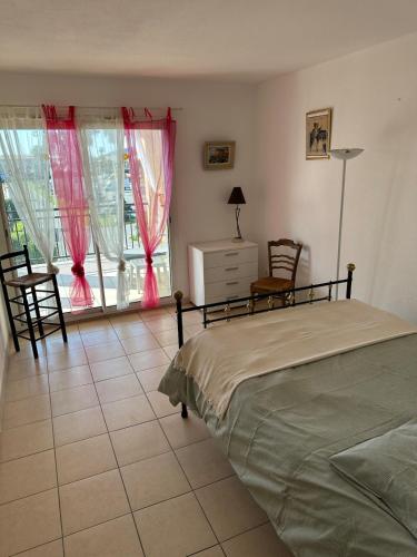 une chambre avec un lit, une table et des chaises dans l'établissement CASA LOUNA 2 Pièces à 200 m de la plage et du centre vile, à Sari-Solenzara
