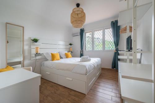 Ένα ή περισσότερα κρεβάτια σε δωμάτιο στο Appartement Eze Village proche Monaco fabuleuse vue mer et vieux village