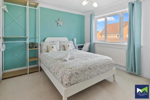 Katil atau katil-katil dalam bilik di Spacious 5 Bedroom 2 Bathroom Home with Parking, WiFi and Garden Near NEC, HS2 and Solihull