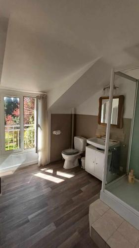 une salle de bain avec toilettes et lavabo dans l'établissement Gîte nature à La Chapelle de Brain, à La Chapelle-de-Brain