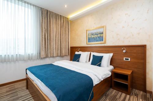Rúm í herbergi á Hotel Bistrik City Center
