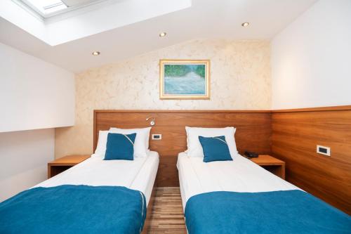 Ein Bett oder Betten in einem Zimmer der Unterkunft Hotel Bistrik City Center