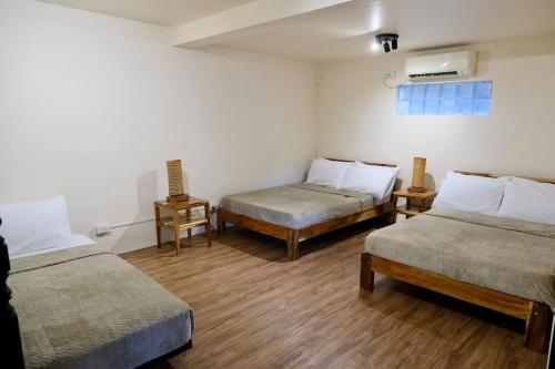 a room with two beds in a room at Casa Frania in San Fernando