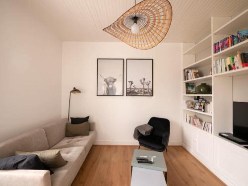 un salon avec un canapé et une télévision dans l'établissement Villa charmante pour 9 avec piscine chauffee, à Salles