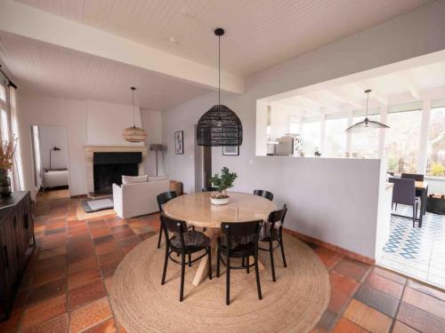 une salle à manger et un salon avec une table et des chaises dans l'établissement Villa charmante pour 9 avec piscine chauffee, à Salles