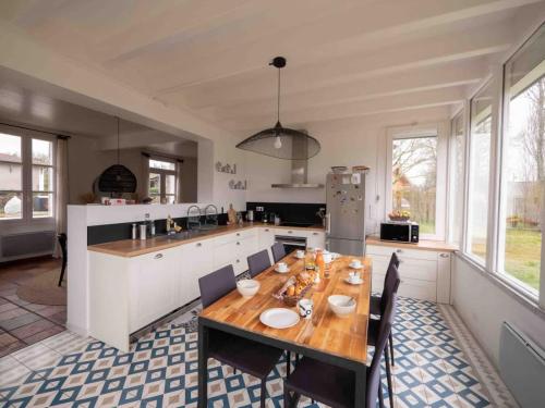 une cuisine avec une table en bois et des chaises. dans l'établissement Villa charmante pour 9 avec piscine chauffee, à Salles