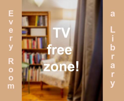 a tv free zone sign in a room with a book shelf at Hotel Stadthaus Arnstadt in Arnstadt