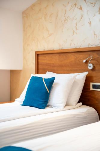 Ein Bett oder Betten in einem Zimmer der Unterkunft Hotel Bistrik City Center