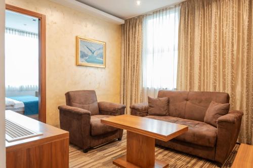 Ein Sitzbereich in der Unterkunft Hotel Bistrik City Center