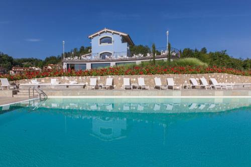 Bazén v ubytování Villa Casagrande Resort e SPA nebo v jeho okolí