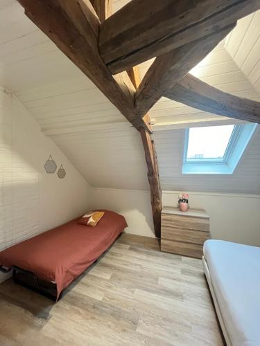une chambre avec un lit dans un grenier dans l'établissement *CASA Mendoza*, à Cholet
