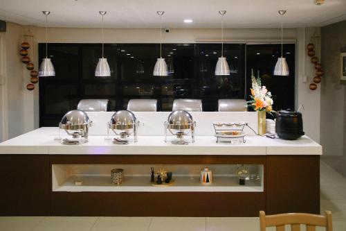 Kuchyň nebo kuchyňský kout v ubytování Surigao Royal Regency Suites