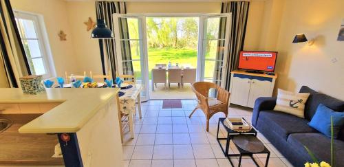 une cuisine et un salon avec un canapé et une table dans l'établissement 