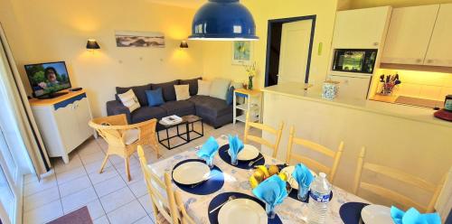 une cuisine et un salon avec une table et des chaises dans l'établissement 