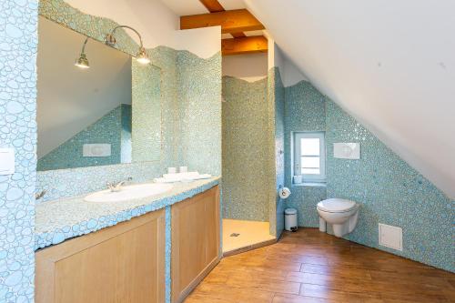 a bathroom with a sink and a toilet at Käpt'ns Hus in Ahrenshoop