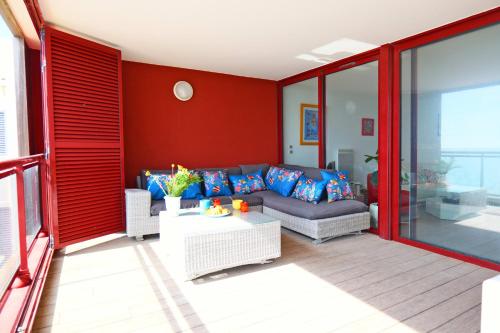 un salon avec un canapé et une table dans l'établissement Appartement Saint-Maurice - Welkeys, à Palavas-les-Flots