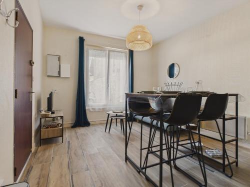 une salle à manger avec une table et des chaises dans l'établissement Escapade à 2 au Pouliguen - 160m de la plage, au Pouliguen