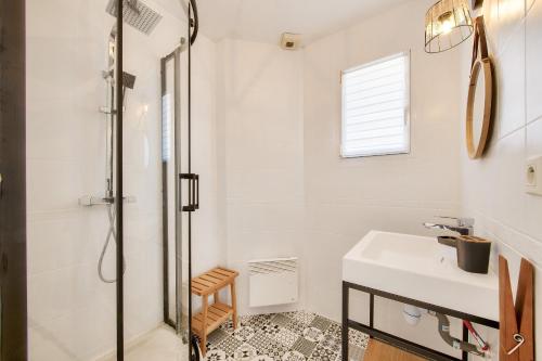 a bathroom with a shower and a sink at Maison pour 6 avec jardin à 500 m de la plage in Lilia