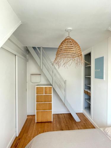 a room with a staircase and a bed at L'Escapade in Fort-Mahon-Plage