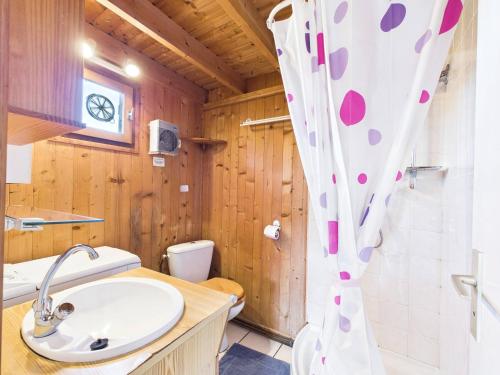 une salle de bain avec un lavabo, des toilettes et une douche dans l'établissement Chalet 2 adultes 2 enfants - jardin et terrasse, à Plurien