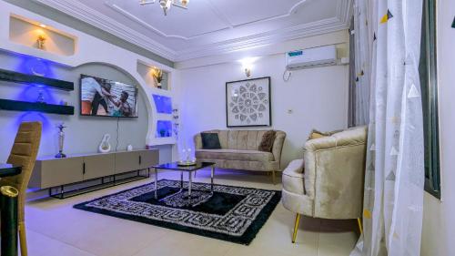 a living room with two chairs and a table at Appartements Haut Standing - Mimboman, Yaoundé in Yaoundé