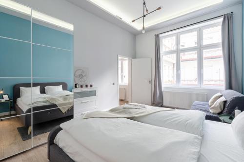 ブダペストにあるGetaway Oasis Apartmentのベッドが2つと大きな窓がある寝室