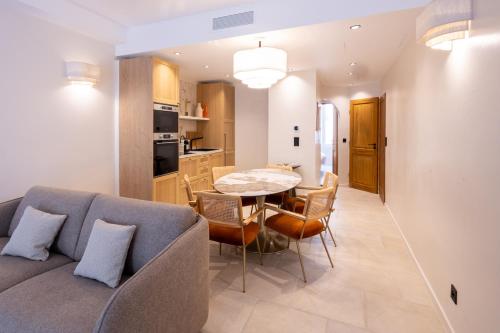 un salon avec un canapé et une table dans l'établissement Appartement port de saint Tropez et place des Lices, à Saint-Tropez