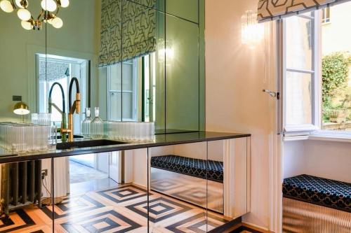 baño con encimera y espejo en Milan Royal Suites - Centro Brera, en Milán