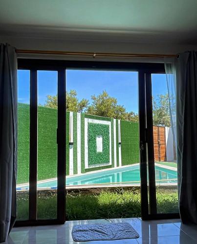 プエルト・ビジャミルにあるVilla Bella with private pool and high speed internetのスライド式ガラスドアからスイミングプールの景色を望めます。