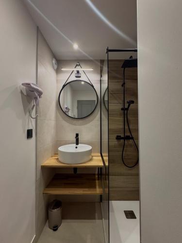 une salle de bain avec un lavabo et un miroir dans l'établissement Appartement au Hameau des Issambres Le Pamakior, aux Issambres