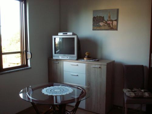 Μια τηλεόραση ή/και κέντρο ψυχαγωγίας στο Apartment Alice