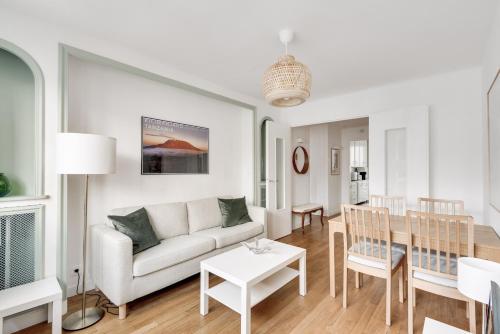 un salon avec un canapé et une table dans l'établissement Les Entrepreneurs - Proche de la Tour Eiffel, à Paris