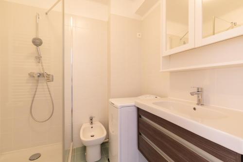 une salle de bain avec un lavabo, des toilettes et une douche dans l'établissement Les Entrepreneurs - Proche de la Tour Eiffel, à Paris