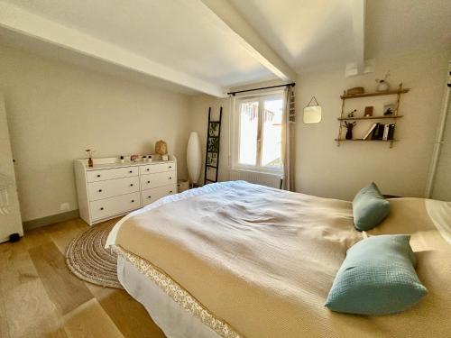 une chambre avec un grand lit et une fenêtre dans l'établissement La Belle Villervillaise, à Villerville