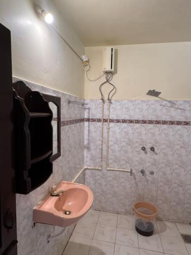 Un baño de beach view balcony resort by hello varkala