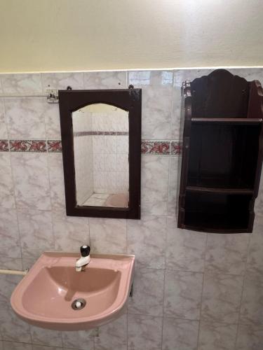 Un baño de beach view balcony resort by hello varkala