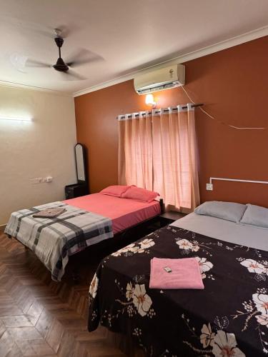 Cama o camas de una habitación en beach view balcony resort by hello varkala