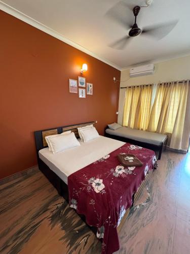 Cama o camas de una habitación en beach view balcony resort by hello varkala