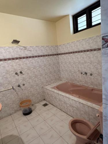 Un baño de beach view balcony resort by hello varkala