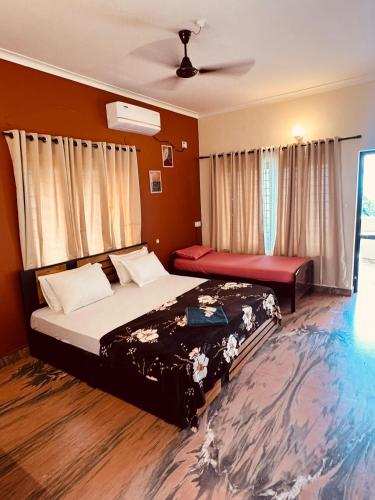 Cama o camas de una habitación en beach view balcony resort by hello varkala