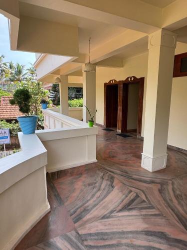Un balcón o terraza de beach view balcony resort by hello varkala