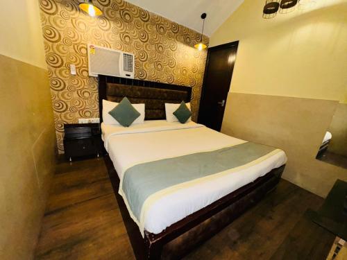 a bedroom with a large bed in a room at Hotel O The Moon in New Delhi