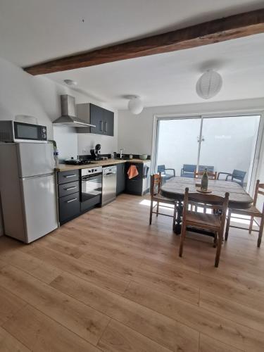 - une cuisine et une salle à manger avec une table et une vue dans l'établissement Maison au coeur du village, à Grenade